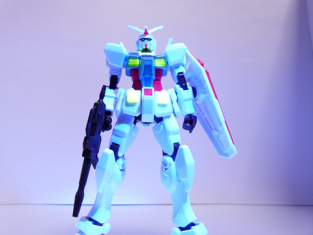 第31改「ミス・トーリ」ミス・トーリ。あたしの「存在」を認めた、もう一人のゲームマスター。それは、GBNが稼働して1年半から・・・2年くらいだったかしら。あたしはリアルのゲーマス命令で、GBNの開発会社に出向くことになったの。あたしって、なんていうか・・・「風変わり」でしょ。ゲーマスの命令で武装のテストばっかりやってる。そのような存在が誰か、向こうも興味を持ったんじゃないかって・・・今だと思ってるんだけれど。みんながよく知っているように、GBNの運営と開発は違うわ。ゲーマス(ゲームマスター)は「安定した状態でGBNを運営するための維持管理」をその存在目的にしてる。それに対し、ミス・トーリが率いる開発者チームは「GBNの基本システムを初めとした各種システム、武装などの基礎データの開発、イベント企画」などを行っているの。トーリさんは「仮想現実空間」・・・GBNのシステム自体の創始者でもあって。つまり、トーリさんがいなければGBNは生まれなかったわけで・・・・・・リアルの姿については、あたしはこの1回しか会ってないのよね。守秘義務はあるのでその正体については割愛することとして・・・この際だから、聞いておいた。「何故、あたしが必要か」・・・って。正直、自信が無かったのよ。ガードフレームによる武装テストの自動化検討とか(第19改参照)、「アルケミスト」自体のごたごたとか、相当色々あって・・・あたしだけが今、このフォースにいる。それでもあたしは、あなた達が開発してゲーマスが精査した武装をテストしている。いいのかって。・・・どんな状況でも、この世界にとって正しいかどうかを判定するのは「人」。ゲーマスと同じ言葉を、トーリさんは口にしていた。GBNの未来は、ダイバー達が切り開くもの・・・って、足してね。「ダイバー」であるあたしに、GBNの武器の未来がかかってる・・・そう解釈したのかな。・・・その後、トーリさんが表に出たのは・・・あの、「ELダイバー事件」の時か・・・最後のレイドボス戦、ゲーマスの護衛機として現れたガードガンダム。それはトーリさんの最高傑作の一つであり、同時にGBN最強のガンプラの一つ。トーリさんとゲーマスの和解の証のように見えたわ。