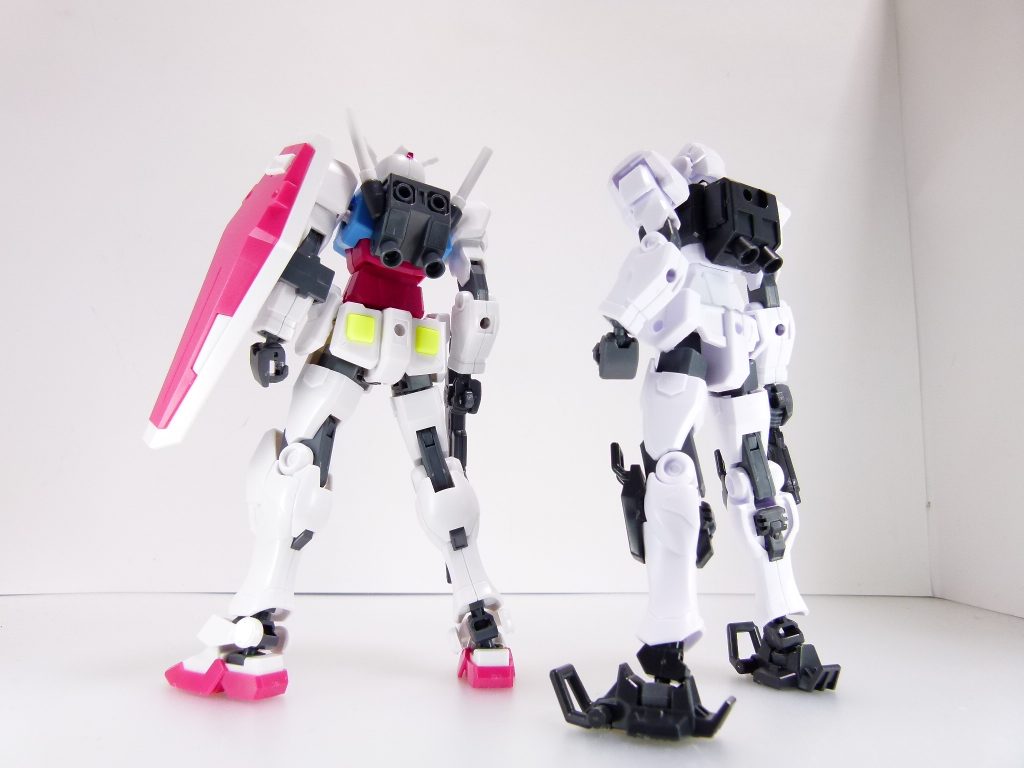 後ろから。1穴だったガードフレームと異なりベースガンダムは2穴。もちろん、バックパックを外せばAGP2穴が出現。このバックパック部分、腰サイドアーマーに3ミリ穴がないことを除けば、それ以外のハードポイントはガードフレームと一緒です。