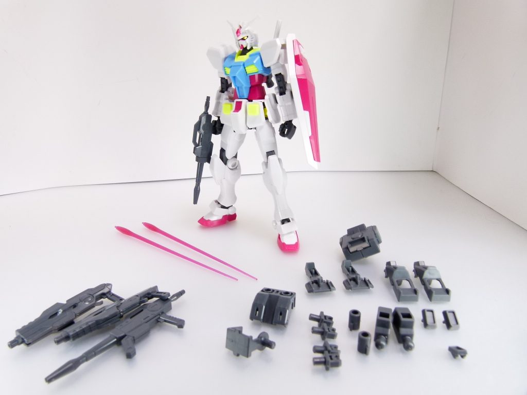 セット内容。・GBN-ベースガンダム本体・ビームライフル×2(1本余剰)・ビームサーベル刃(SB-13)×2・シールド以下は余剰パーツ。・ガードフレーム各種対応シールド接続パーツ×1・ベースガンダム用バックパックパーツ・ガードフレーム用ライフル×2(第19改参照)・ガンダム・レオパルド・ダ・ヴィンチ用各種パーツ(第19改参照)(第19改参照)と記載してある部分はGBN-ガードフレームと同じ余剰パーツです。また、余剰となる方のベースガンダム用のバックパックパーツはそのままでは接続不可能(対応する2軸パーツは1個のみ付属)。ライフルは都合3本余剰です。ライフルかホルスタービットをやれと。総合的には、ガードフレームと同じ値段でより遊びやすくなっています。