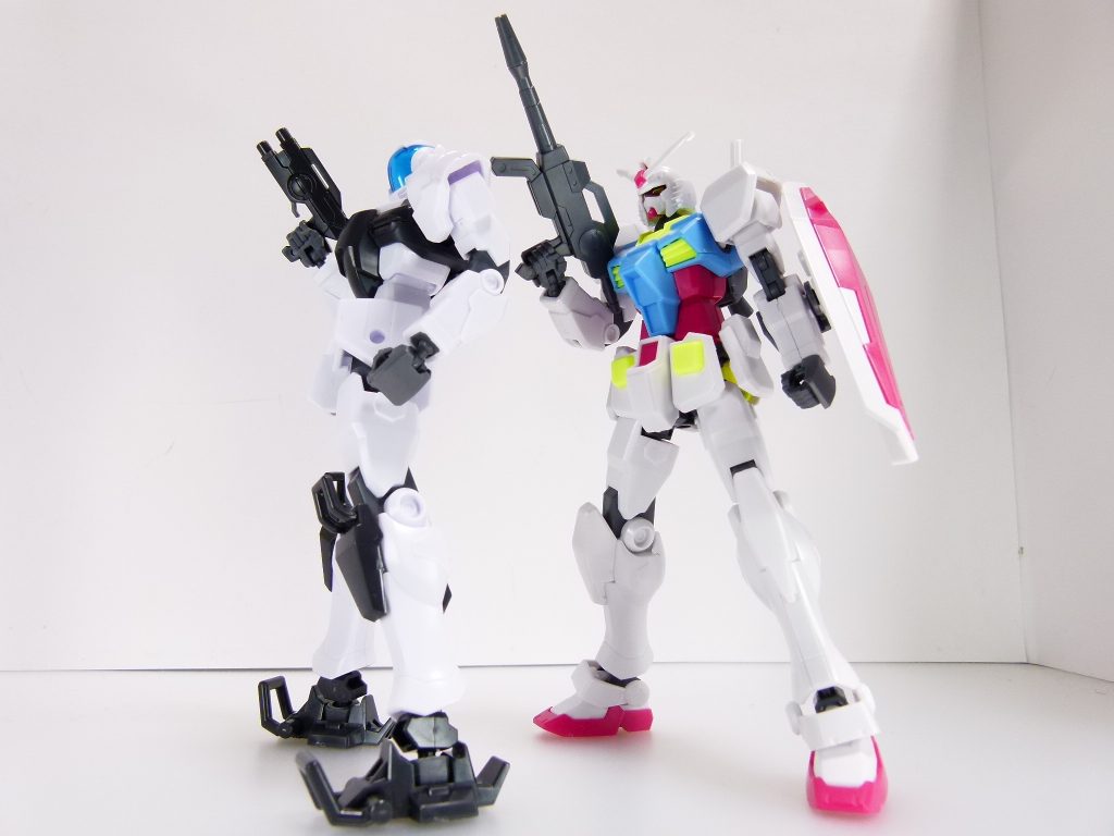 GBN-ベースガンダム:RX-78-2ガンダムの特性を持たせたゲインアーマーを装備し強化された、ガードフレームの最高級指揮官機と言える存在。ゲームマスタークラスに当たる上位管理者が直接GBNに介入する場合、ダイバーであるゲームマスターの随伴機として使用される。「機動戦士ガンダム」のアムロ・レイが見せた超人的な活躍と同等の強さを持って、その姿は全てのダイバーに感動と興奮を与えるのである。ガードフレームと。いかにも量産機然としたガードフレームと、各部関節、腕部、脚部の基本構造は変わりなし。頭部、膝アーマーや足首、肩、胸部などが新規パーツ。可動範囲はガードフレームと変わらず。