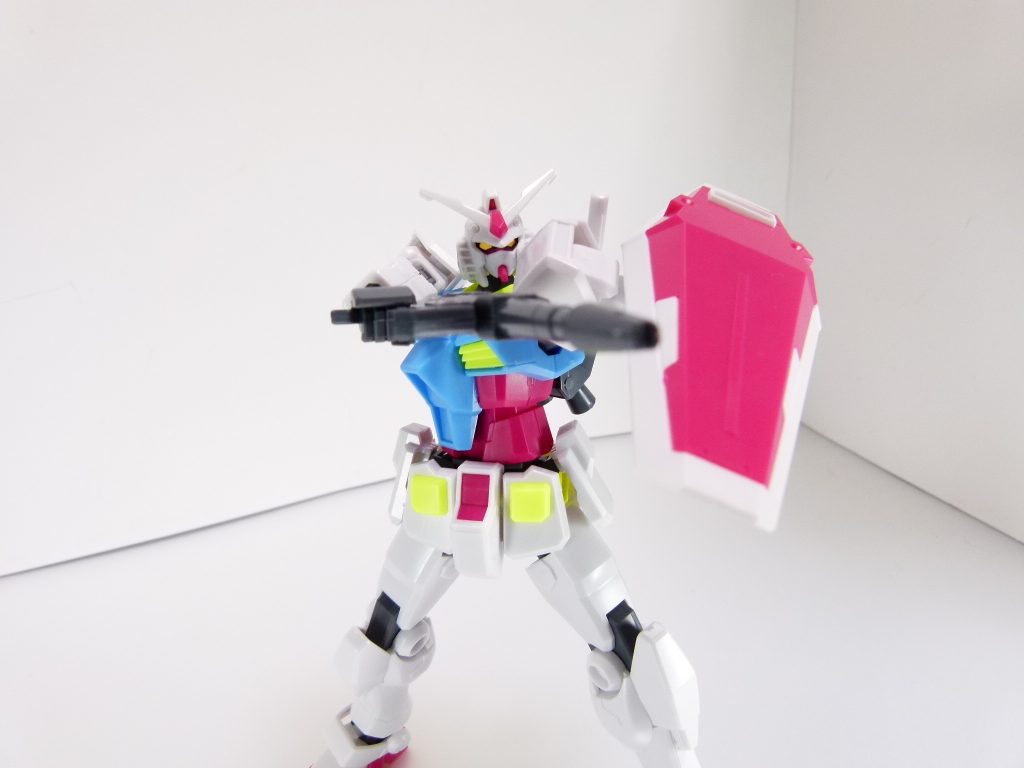 ビームライフル:本機の使用するライフルは、GBN内で登場する戦艦の主砲並みにまでその威力を高められた特別仕様である。頭部はガンダムの頭を元に、ひさしやアンテナなどを削ることで最適なRX-78-2顔を作れるようになっているとのこと。作画負担などを減らすため、自由な筋彫りができるようにモールドは減らし気味に。また、身体のスタイルについてはいわゆる「バリってる」ものを参考にしたとか。