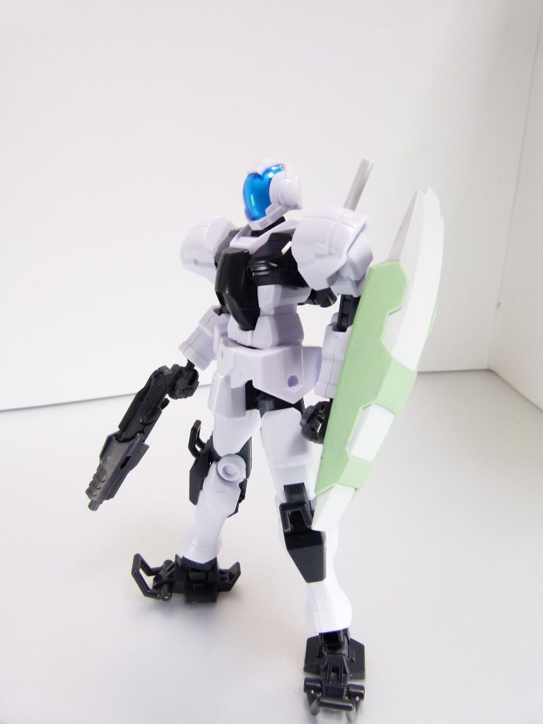 ビームサーベル:本機の使用するサーベルと切り結べるのはGBN内でも数えるほどであろう。規格の同じガードフレームには、シールド用ラック、ビームサーベルラックを無改造で移植可能。特にシールドラックは1個余剰。3ミリ軸を立てることでネイキッド(AGE-1)のシールドを付けるなどより遊びやすくなります。カスタマイズすれば「ちょっと強いガードフレーム」なども作れることでしょう。