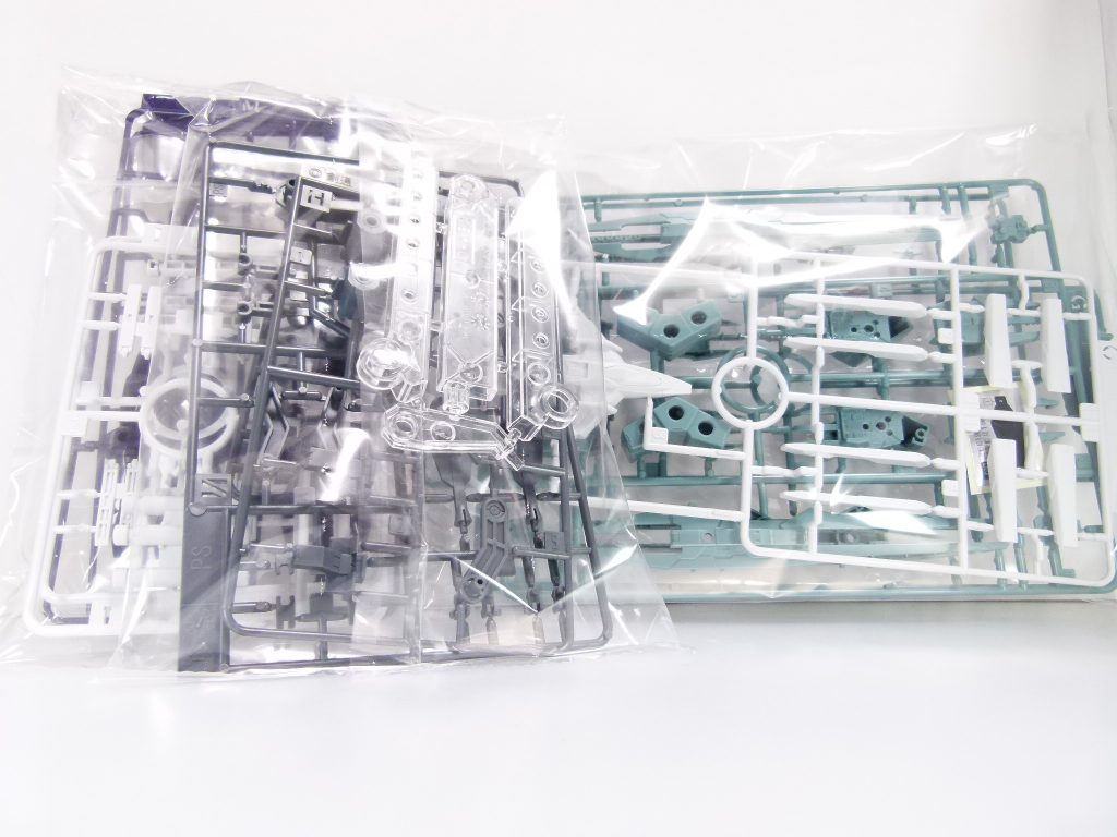 「ビルドダイバーズ」、現時点で最後のHGBCは最終決戦用ウェポンセット。同作で登場したHGBC最高ランクの1200円（税抜き）キット２個目にして、もう一つの同価格帯であるマシンライダーよりもさらに厚い箱の持ち主。一個一個のパーツも非常に大きく、HGBCでは最高最大の武器セットと言えましょう。ランナー。グレーのパーツはKPS。基本的には、ダブルオースカイHWSのHWS部分、AGEIIマグナムSVのSV部分をそれぞれ成形色を変更して封入。そちらにSV部分にブリッジされた専用コアパーツとランナーレス台座・BA-0を足した物になります。ダブルオースカイ通常版にはBA-0は付属しないため、そちらの拡張キットともなります。