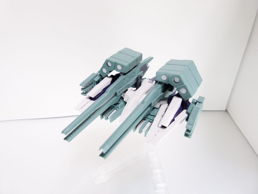 HWS&SVカスタムウェポン：「第二次有志連合戦」で相対した二つのガンプラの追加拡張装備を、新規に設計されたコアパーツを使用してひとまとめにしたもの。偶然ながらも機能的にまとめられた双方の武装は二人の相性の良さを示すものと言えた。汎用性も考慮され、各武装は特に乱戦時に優位を発揮する。「ＨＷＳはまだしもＳＶを支援ユニットで持ってくる必要ないよね」と思ったのは内緒。とはいえ、まとめられた状態では今までのブースター関係にも相当する飛翔メカに。完成した双方の武装を複雑に組み替えて完成させます。コアパーツのモチーフはガンダムＡＧＥ－３のコアファイターかな。キャノピー部分にはシールが付属。底部の３ミリ穴でアクションベースに対応。