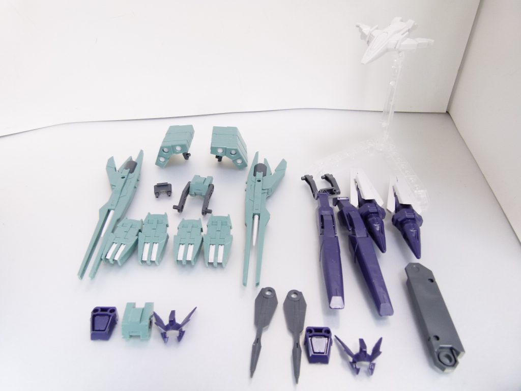 セット内容。※ダブルオースカイ用ＨＷＳユニット・バックパック基部・ランサーミサイル×２・大型ミサイルポッド×２・マルチミサイルランチャー×４（腕用・足用ジョイント各×２）・２軸→１穴ジョイントパーツ※AGEIIマグナム用ＳＶユニット・バックパック基部・シグマシスファンネル×２・増加脚部パーツ×２・ビームバルカン×２・ガンダムＡＧＥ－２バックパック用変換パーツ・ＡＧＥＩＩマグナムＳＶ用頭部前面パーツ・ＢＡ－０用延長ユニット※本キット追加パーツ・スタンド・コアパーツ・BA-0（ランナーレス台座）※余剰パーツ・ＨＷＳバックパック基部・ガンダムＡＧＥ－２バックパック用変換パーツ・ＡＧＥＩＩマグナムＳＶ用頭部前面パーツ余剰部分を余計に説明しているからでもあるけれど･･･パーツは非常に多いです。ＨＷＳバックパック基部は余剰パーツ扱いですが、ＰＣ－７も余剰となるためもう一つ作成可能です。