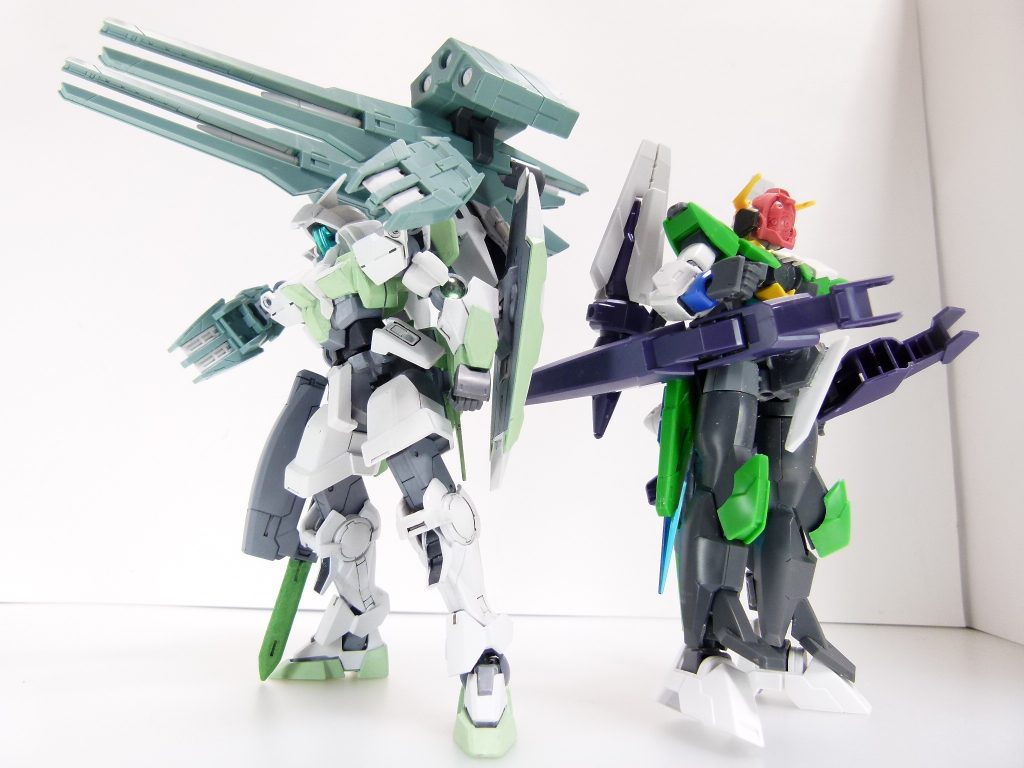 第32改「新たなる象徴」GBNの新たなる象徴は、未来を変えるか。ー「ELダイバー事件」、IBA武装テストが終わってしばらくした後ーあたし、アルザス・リースリング。フォース（ぼっち）・「アルケミスト」のリーダー。GBN内では特殊な立ち位置にいて･･･ゲーマス（ゲームマスター）からの依頼で、開発チームが開発した武装をGBN内で適正かどうかテストする役割を持ってるの。もちろん普通のダイバーではあるし、飲み友達も相当に増えたから･･･エンジョイはしてるわ。それはさておき。GBN内ではまた事件が発生したのよね。「マスダイバー」･･･「ブレイクデカール」を使ったチートダイバーが、復活したの。何者かが作った「ネオ・ブレイクデカール」なるツールによってね。まぁ、一ガンプラビルダー（シバ・ツカサ）で作れるものを他がまねしないはずないし、セキュリティ面は日進月歩、簡単に突破できるのは世の常だったと思ったけれど･･････い、や～。ここまで早く戻ってくるとはね。今回も当然GBNにかける負荷は大きくて。下手をすれば、「ビルドデカール」でこの世界に定着させたサラちゃんの生命にも関わるかもしれないって。運営・開発側は修正パッチを何とかしようと苦心しているわ。現実世界にも働きかけているみたいね。それがどうにかなるまでは、ダイバー一人一人の自己防衛、そして自治が切り札よ。その先頭に立つのは、サラちゃんを擁するフォース・「ビルドダイバーズ」のリーダー・リクと、現GBNチャンピオンダイバーのフォース・「AVALON」、クジョウ・キョウヤ。以前の「有志連合」的なものね。多くのダイバーがこれに賛同して･･･今回はあたしも、その一員となったわ。ダイバー達は相互に連携を取り合い、特に初心者ダイバーのバックアップに努める。武装データなどの情報も共有して、運営側の許可でミッション報酬として使えるように･･････で、この武器セット。リクのダブルオースカイHWSとクジョウのAGEIIマグナムSVのパーツをまとめたものよ。偶然とは言え、２つの追加ユニットを合体させて一つの飛行メカとして運用できることが解った･･･らしいんだけれど、それはプロパガンダ的な側面もあるんだろうねってシャフリ様が。かつて「第二次有志連合戦」で戦い、GBNの未来を作った二人が･･･新たな「象徴」になったんだ。ところで、本当･･･コアパーツ、誰が作ったんでしょうね。あたしも、頑張らないと。「ネオ・ブレイクデカール」を使うマスダイバーは強敵だわ。だからこそ、このGNヴィンテージを間に合わせる意味がある･･･！