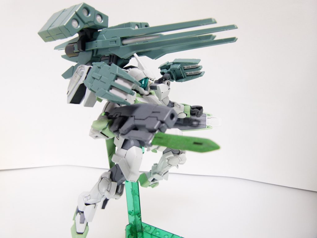 ＨＷＳユニット：ガンダムダブルオースカイに追加装備するヘビーウェポンユニット。「第二次有志連合戦」にあわせて完成されたそれは、乱戦・長期戦となることが容易に想像できた本戦闘において、「最大火力の初撃」をたたき込むためのリクのアイデアであった。実弾兵器、ほぼ全てが一発の打ち切りにまとめられており、通常のダブルオースカイに戦闘用のエネルギーを回せる利点もある。大型ミサイルポッド：対艦・対大多数用の大型ミサイル。拡散使用も可能であると思われる。まずはＨＷＳ。本編では数秒で使い切ったある意味もったいない武装（しかもそれが本来の運用用途）。バックパック基部には１軸ジョイント。ＡＧＰ穴には本キットに付属の２軸変換パーツを使用。ランサーミサイルは左右に３ミリ穴。外側に３ミリ軸を介し大型ミサイルを外付け。