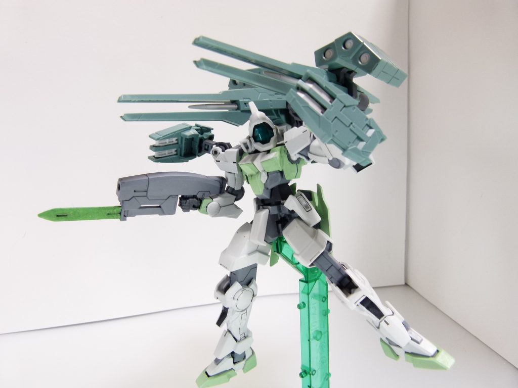 マルチミサイルランチャー：ダブルオースカイでは腕・足に２個づつ装備。増加装甲としての役目も果たす。マルチミサイルランチャーの基部は４個共通。裏側のジョイントが無い状態では３ミリ穴で接続します。