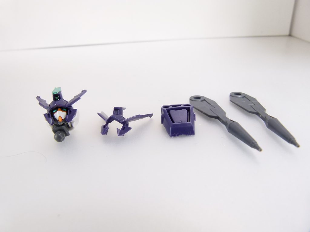 ビームバルカン：腰の小翼部分を差し替えてより攻撃的な武装に変更。小翼の可動機構を活かして仰角を付け連射可能。専用頭部パーツ：頭部センサーもSV仕様に強化された。AGEIIマグナムへの換装には「組み立てる前のキットが必要」と記載されていますが、パーツをしっかり外せる自信があれば素組みから換装しても大丈夫だと思います。頭部パーツは１個余剰。他に使える要素も少ないので改造用に切り刻んでも･･･