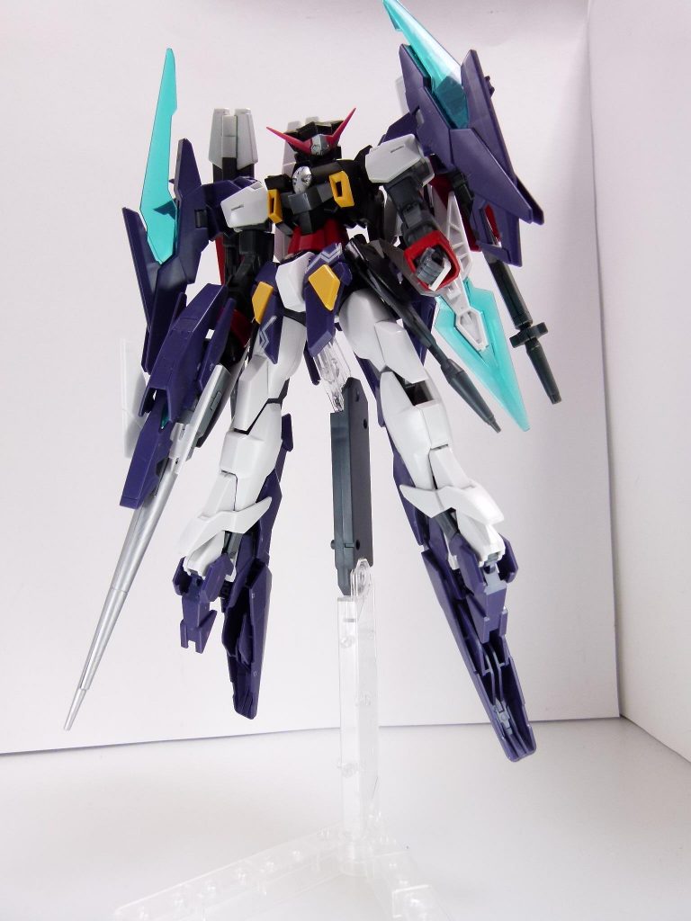 SVユニット：クジョウ・キョウヤがガンダムAGEIIマグナムに組み込んだ最終決戦仕様武装ユニット。ガンダムAGEIIトリニティSV：「ネオ・ブレイクデカール」への対抗・自己防衛を啓発すべく、運営側は積極的な武装活用形態を紹介することとなった。こちらは現実世界のガンダムベース東京で展示されているガンダムAGEIIトリニティ（こちらの記事参照）に、さらにSVユニットを組み付けたもの。せっかくなので、SVユニットはAGEIIトリニティに組み付けてみました。ビームバルカン・バックパック変換パーツはAGEー２関係全てに対応。SV用顔パーツはダークハウンド以外に対応（よって本写真では装備していません）。脚部パーツはAGEIIマグナムにのみ対応（裏側に３ミリ穴は開いています）。特に、AGE-2系全てに対応するバックパック用パーツが使えます。背中にAGP２穴を追加できるためカスタムの幅が広がります。