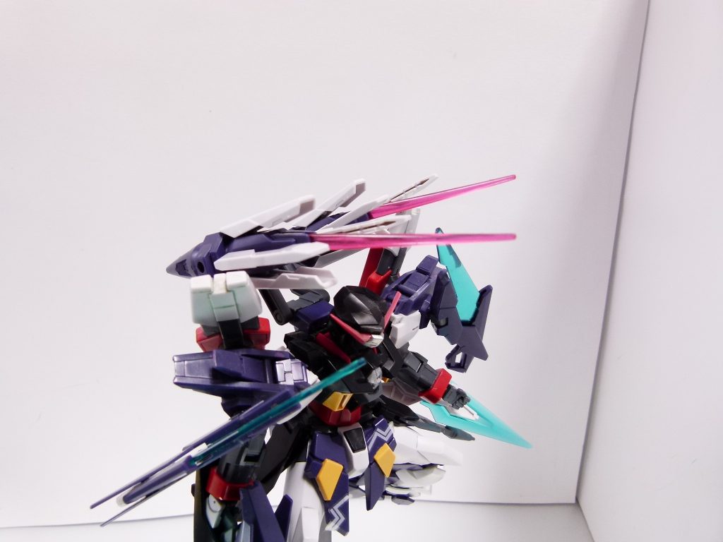 シグマシスファンネル：大型のファンネル。クロー部分を展開してビームショットを行う。ガンダムAGE-3オービタルのシグマシスロングキャノンと同じ特性を持ち、電磁干渉によりビームの曲射が可能。AGE-1のビームダガーパーツを乗せて（はまりません。両面テープ必須）。クローは全て展開可能。左右に３ミリ穴。