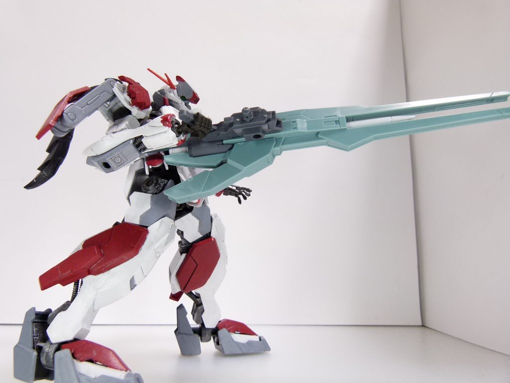 ランサーミサイル：槍状の長大な遅延信管式ミサイル。対象物に突き刺さり、その深部から爆発させる。攻撃対象が複数の場合、ミサイル発射後に内蔵した子弾を放射させることも可能。ダインスレイヴ！･･･ではなく。実際は「ＳＥＥＤ」のブリッツガンダムのランサーダートに似た対艦武装。とはいえ、独立して運用できるため汎用性は高いです。バインダーガン（第4改参照）のライフルを接続して手持ち武装に。ランサー部分は取り外し可能です。