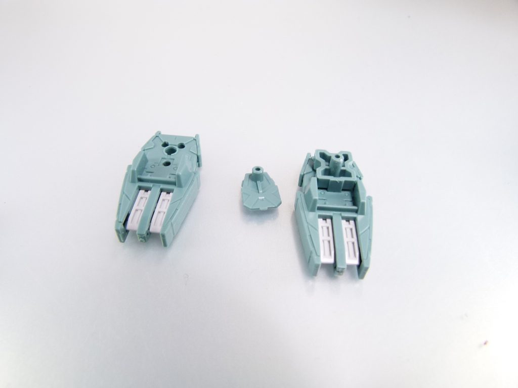 そこからジョイントパーツをつけて。腕用、足用で分かれています。片側は３点の軸。ダブルオースカイのスカイブレイサー・スカイレガースに直接取り付け。もう片側は３ミリ軸。こちらでは基部をブレイサー･レガース穴で固定するためちょっと緩いかな。同時に、ダブルオースカイの腕･足に別の３ミリ穴武装を接続することも可能。