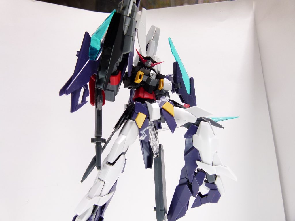 脚部ユニット：長大な脚部ユニットはガンダムAGE-３オービタルを思わせる。地上への接地時は大きく折れ曲がる。脚部が長くなるだけでも格好良くなります。汎用性は低いけど。なお、この状態で飾るにはBA-0延長パーツが必須です。普通のアクションベースの場合は大きく上に延長しましょう。