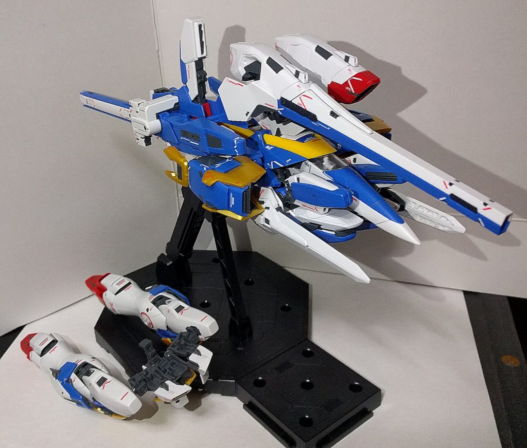 AB形態でも変形はもちろん可能、ここまで重武装になると、もはやモビルアーマーの様な見た目になります