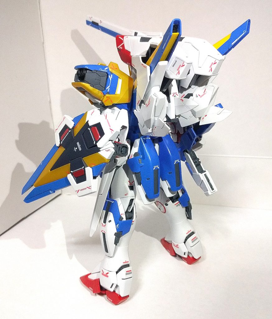 アサルト・バスターの双方のパーツを装備したリガ・ミリティア最強のガンダム、V2アサルトバスターガンダムがついにMGで登場
見た目に反して全高は並の機体と比較しても小さく、大型のHG級MSと並のMG級の機体との中間程度のサイズ感となってます