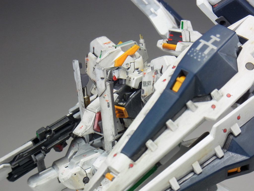 ヘイズルの頭のトサカ部分のパーツは、RGマーク2の頭に合うように、HGヘイズルの頭のオデコの部分から上を切り取って、同じようにマーク2もオデコから下を切り取って、トサカがハマるように頭の接合を行いました。
結果、光学センサー・ユニットもしっかりハマりました。