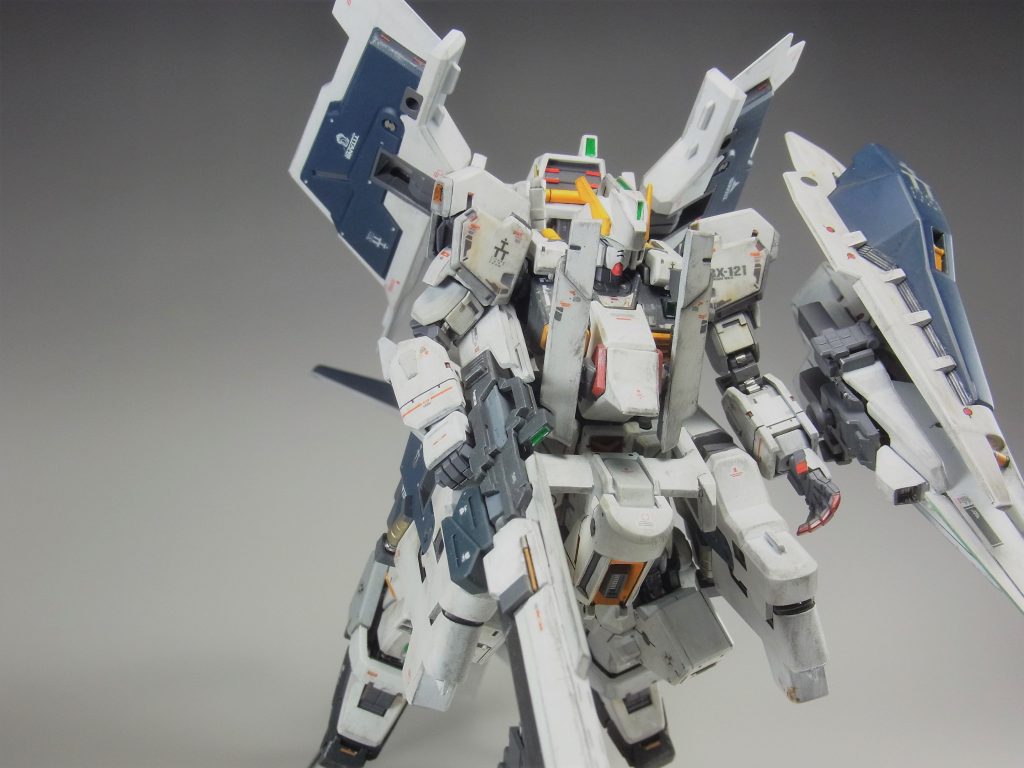 肩のアーマーと、腰のフロントアーマーは、HGだと合わせにくいので、RGフルバーニアのパーツを使いました