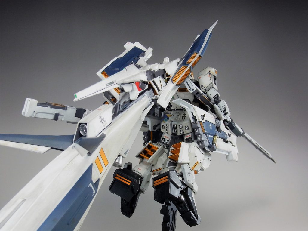 背部のギャプラン用の大型ブースターは設定画では、ティターンズカラーだったので、ヘイズル1号機に合したテストカラータイプ