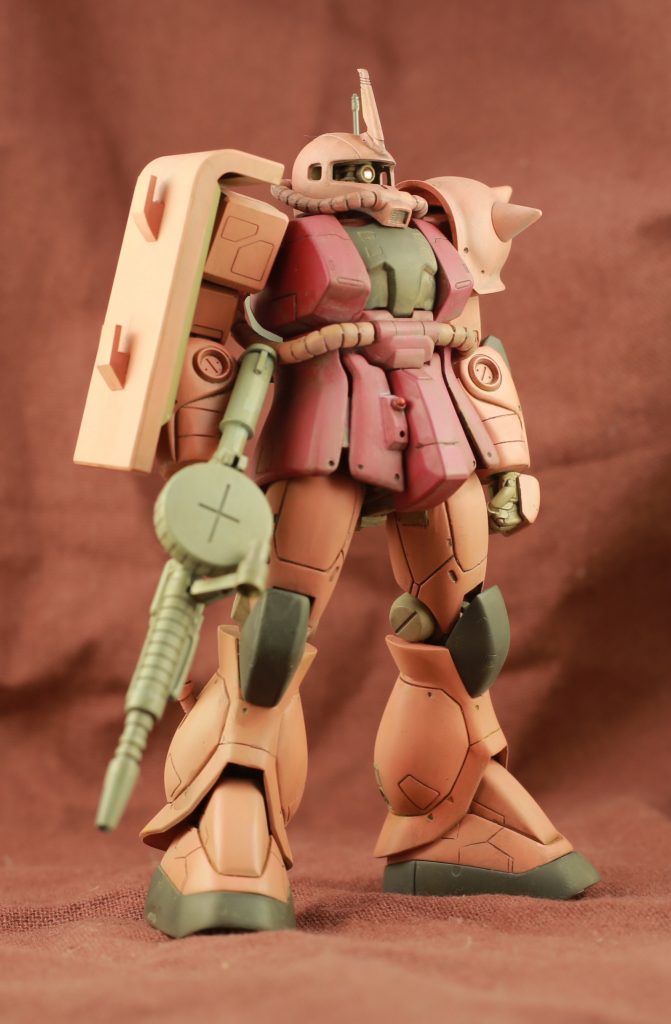 シールドは接続をF2ザクのものに変更したり、ディテールアップを施しました。シールド表面についているのはウェポンラックです。
ライフルはHGUCグフのものを移植。こっちのほうがF2ザクより形が良いのです。