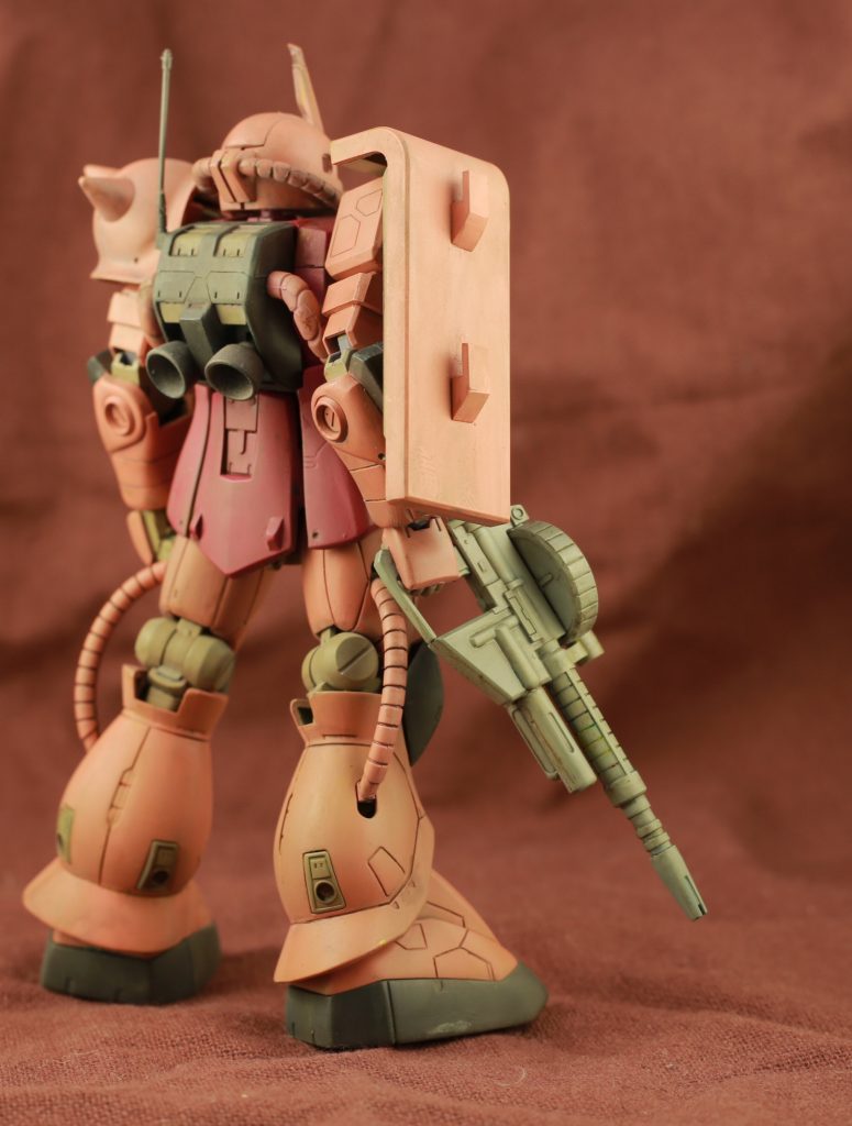 膝関節はF2ザクの肘関節を移植しました。これにより、可動と塗り分けを両立しました。