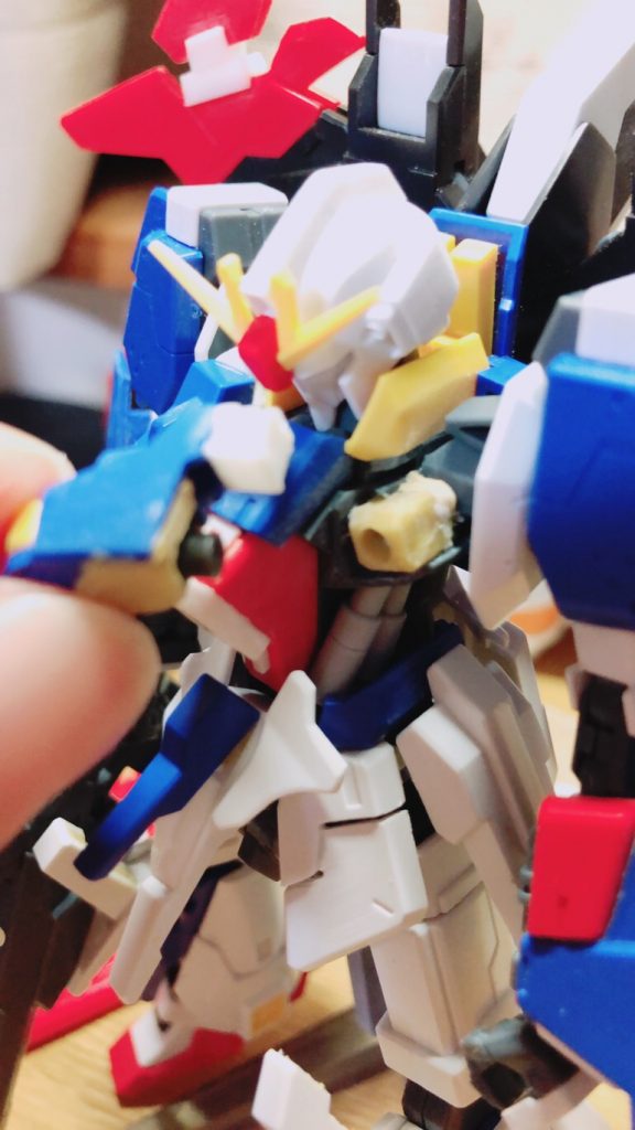 胸にポリキャップを仕込み胸部の装甲の分岐化し
スマートな胸部から少しでも迫力が演出できるかとこの点では
試行錯誤を繰り返しました。
工程は取っていませんが他にも
つま先1.5cm延長
胸部2cm延長
シイタケの追加
ウィングの切り出し延長等細かな点の改修を行いました