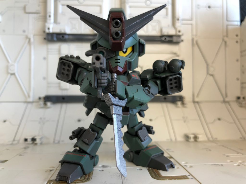 最低限の武装として、ハンドガンとナイフのみを装備した形態はCQC（Close Quarters Combat：近接格闘）モードと呼べるほどの格闘能力を発揮する。