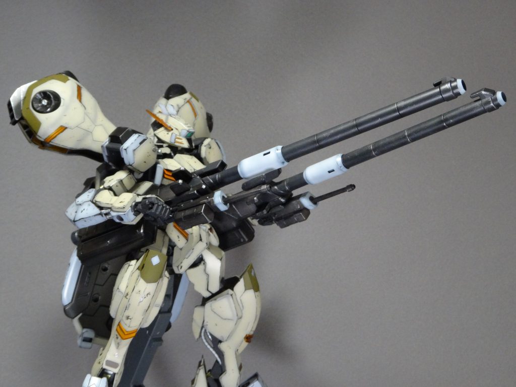 専用パーツから伸びるアームにより滑空砲をかっこよく構えることができるようになりました。