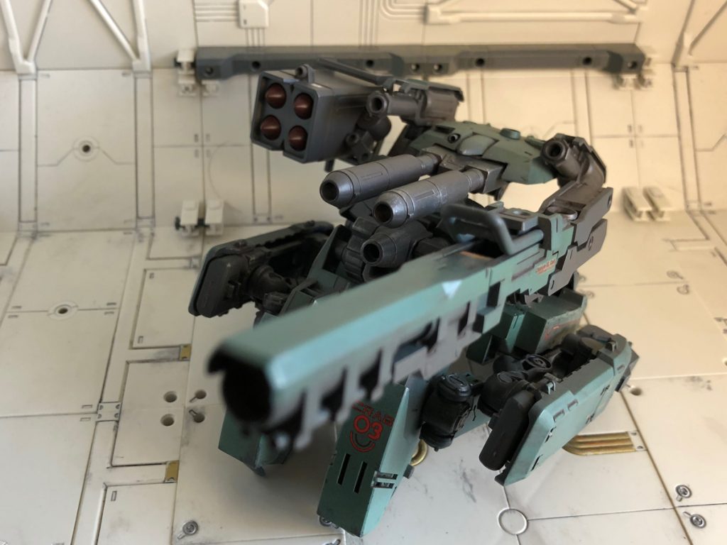 *モビルアーマーモード*
グラップルアームを展開して脚部として使用することで、車体を持ち上げたMAモードとなる。
「ハーミットクラブ」の愛称はMAモードがヤドカリに似ているところから取られたものである。