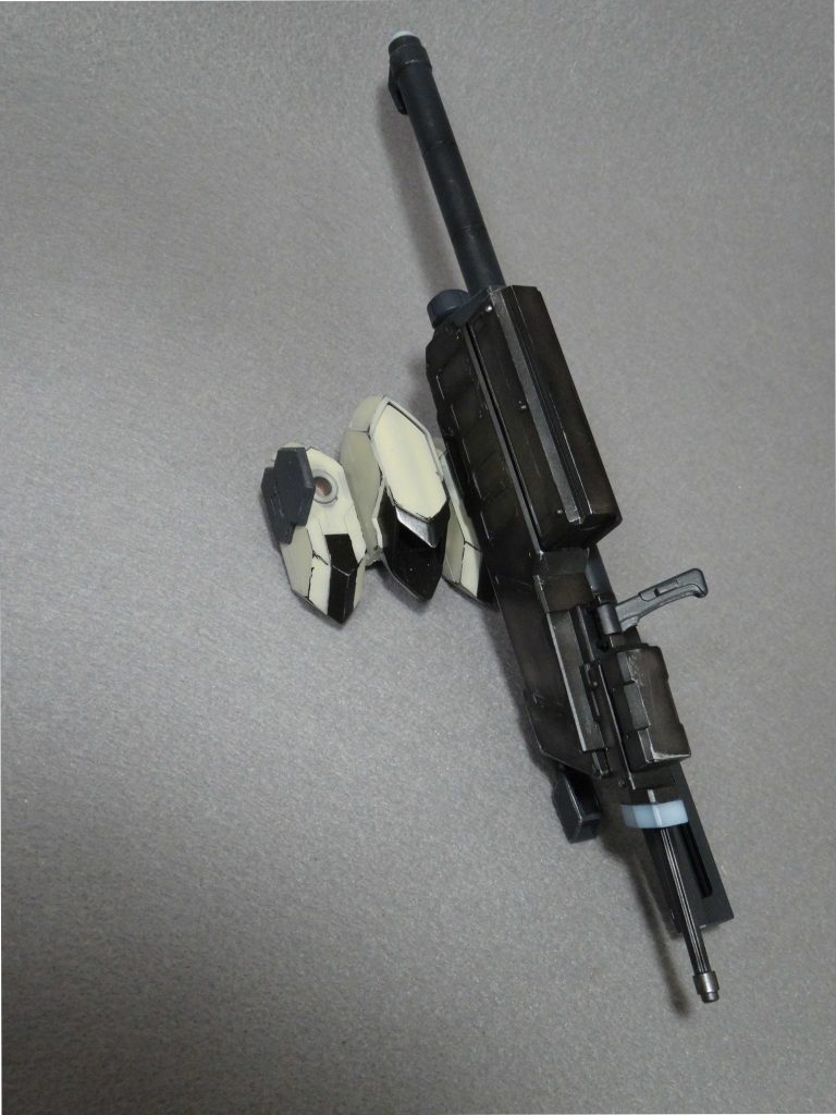 バルバトスのバックパックを加工した滑空砲取り付け用パーツです。割と簡単に取り付け出来ました。