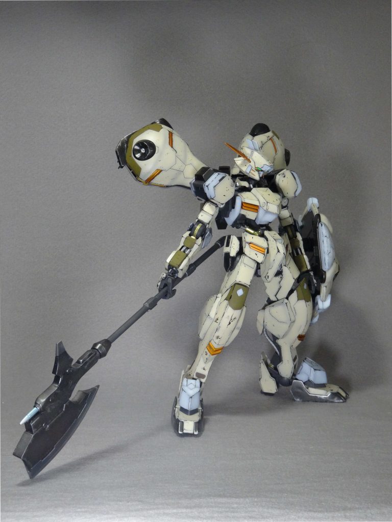 【手首】ハルバードを持った立ち姿が決まるようにキマリストルーパーに付属の角度付き手首を部品注文し、取り付けました。