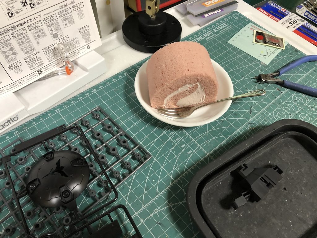 おやつ食べながら組立 (^p^）