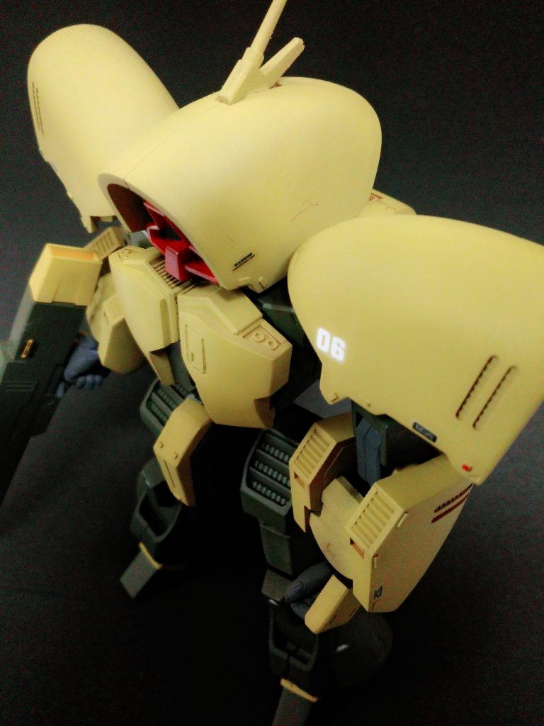 斜め上からの撮影。個人的に一番好き。
アッシマーの黄色部分の成型色がオレンジっぽかったのでつや消し黄色仕上げです。ほんとは機体色オレンジなんだろうけど…僕は黄色のほうが好きですね笑