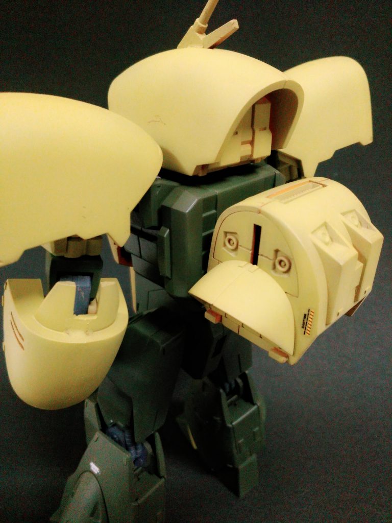 バックショット。
今回あまりにも手抜きな仕上げになっていて、バックパックの赤部分の塗装やその他諸々の部分塗装をほぼすっ飛ばしました。何故かというと…実はこれ友達の誕生日に上げる予定で、撮影した翌日がその誕生日だったのです💧
なので手直ししたくてもいま手元にないので残念です。