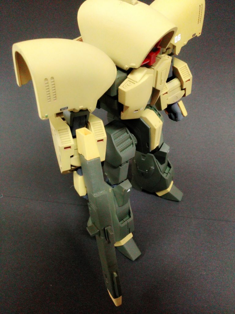 斜め前からの撮影。
デカールはこの前ガンダムベースで買ったMGザクIIの水転写デカールを使用しました。
けっこうユニークなデカールが多くてお気に入りです😍