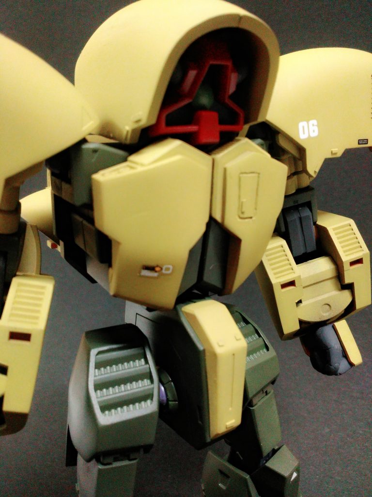 手前で撮影。
あんまりピントあってないですね、ちょい汚い。
モノアイはHアイズを使用しました。これ初めて使ってみたんですけどすごい便利ですね！HGザク系はほとんど立体なモノアイパーツがないと思うので重宝しそうですね。