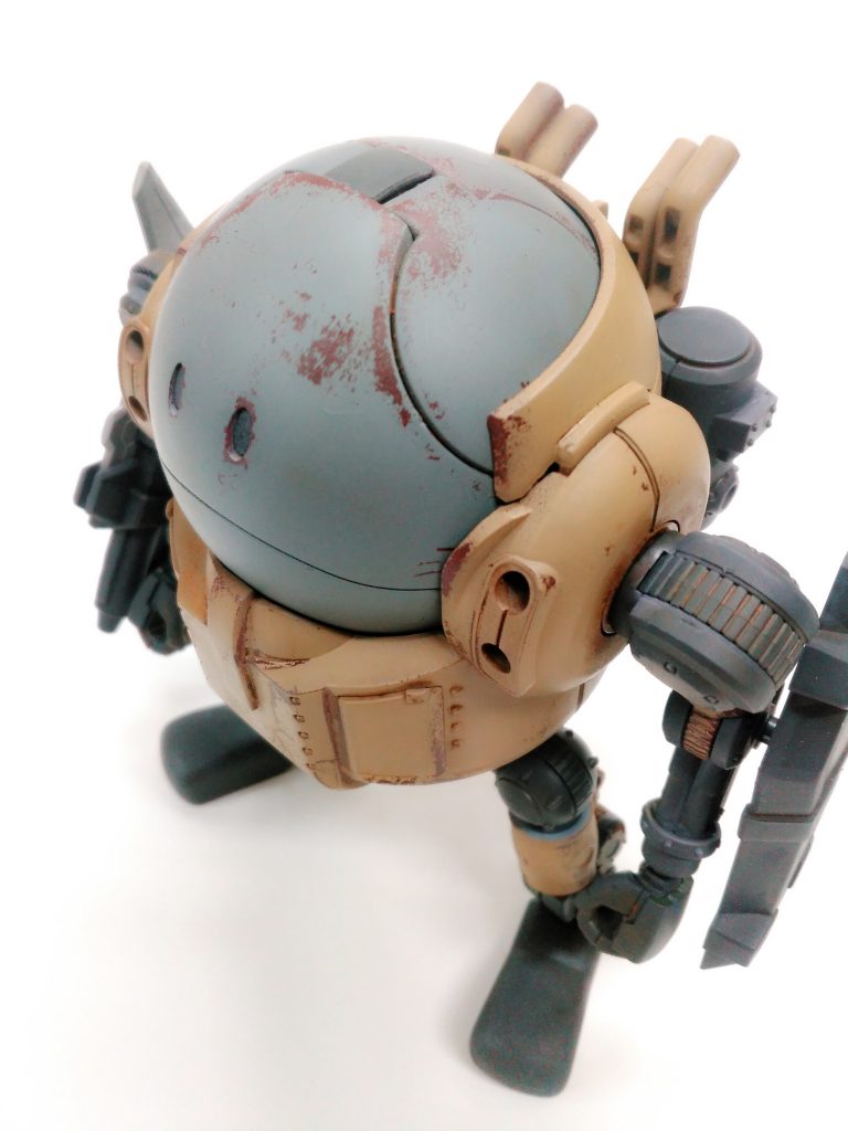 斜め上からの撮影。
可動領域も広く、多彩なポージングが可能です。
中のハロは取り外し可能になっており、普通のハロができます。