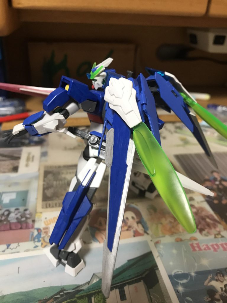 頭部のアンテナと背部にはイフスユニットを使用不安定なツインドライヴを制御する役割を担う。何故イフスなのかは、第一次有志連合戦においてリクが発動させた光の翼の形状に一番近いのはイフスユニットではないかと推測したためである更に空力制御用にウイングを追加することによりベース機より高い滑空性能を得られる様になったまた肩はセラヴィーガンダムへと換装することでGNバーニアを増設し、肘にノーマルダブルオーの胸部アンテナを移植しグラピカルアンテナとした