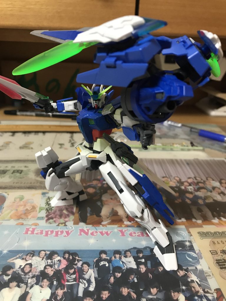 そして最大の特徴が、バックパックを取り外して変形させて使う武器「GNマキシマムキャノン」ツインドライヴからの莫大なエネルギーをコアのキャノンに収束させて放つ事ができ、命中すればサイコガンダムをも一撃で粉砕すると言われるが反面粒子消費量も大きい為、一度の出撃でコレを使えるのは僅か3発のみという諸刃の剣でもある先端がGNトレミーキャノンに酷似しているのは、ツインドライヴの莫大な出力に耐えられる様にトップクラスのビルダーであるシャフリさんの武装の構造を真似て作ったからと言われているこれを使った最強必殺技が「GNマックスノバ」