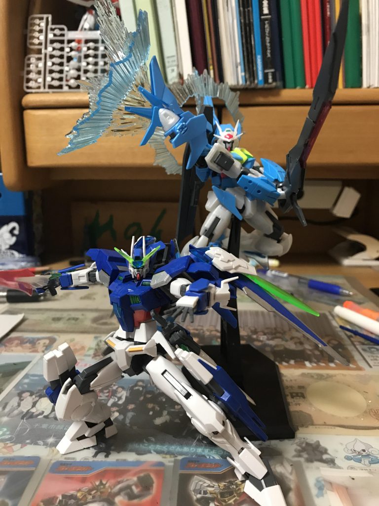 ー世界中の「空=スカイ」が見たくてーー上昇気流でスタート「ダッシュ」決めるよー同じ素体でありながら、「運命」を分けた機体で憧れでもあるダブルオースカイとのツーショットそもそもスカイで思ったのが、ダブルオーなのにコンデンサーが少なくて納得いかない！なので、色んな機体のクリアパーツを使って粒子貯蔵量を底上げした機体ということにしてあります（笑）残念ながら製作途中の写真は撮っていませんが、一応レシピを挙げると、胴体とビームアンテナにガンダムシャイニングブレイクからの余りを使い額はシアンタで余るトランジェントの額を移植。肩にはシェヘラザードで余ったセラヴィーの肩、肘には旧ダブルオーの胸部アンテナ×2を装着。背中には同じくシェヘラザードの余り部品であるプトレマイオスアームズ基部を軸にパーツを接続ツインドライヴにはダークマターブースターのブレードをビームマスターのジョイントを介してウイングパーツとして装着。そして蓋の代わりにイフスユニットを追加して、足には3ミリ軸を開けた上でダブルバレットのバインダーを装着。足首パーツは好みでGエグゼスに換装して完成！