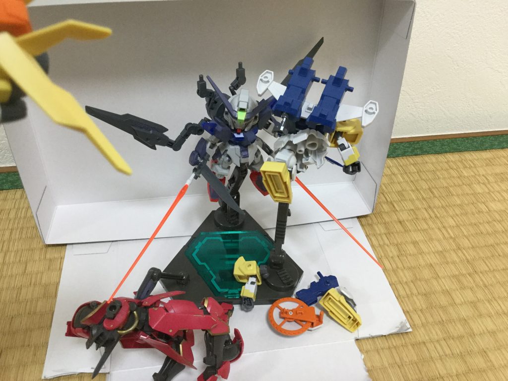 敵機を破壊している姿。ドラグーンの機動性も高い。