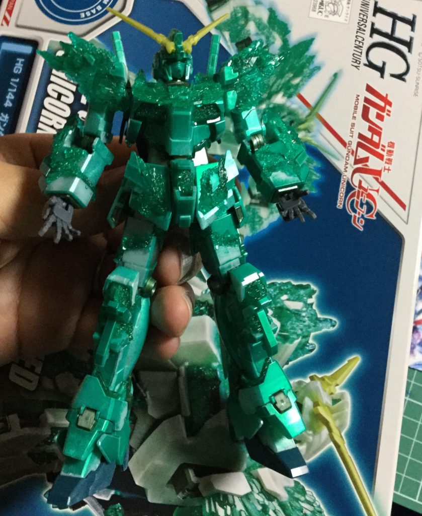 パーツにメタリックグリーンを吹いてから組み立て。
手首はサポートパーツに交換。
背中のビームサーベルは残す。