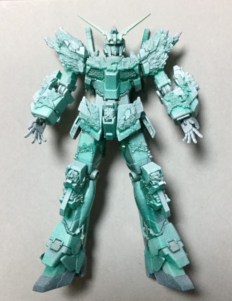 つや消し白を軽く吹いて下地塗装完了。