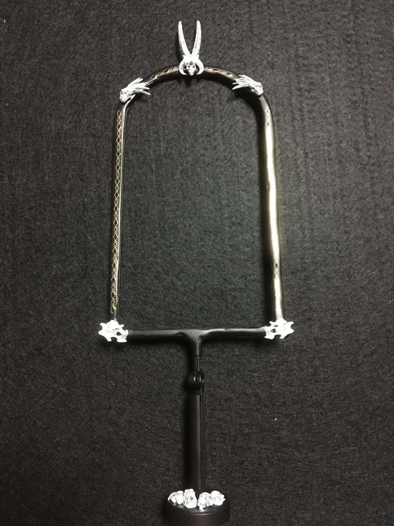 悪魔っぽい鏡ですw
プラ棒とパテ、ジャンクパーツから出来てます。