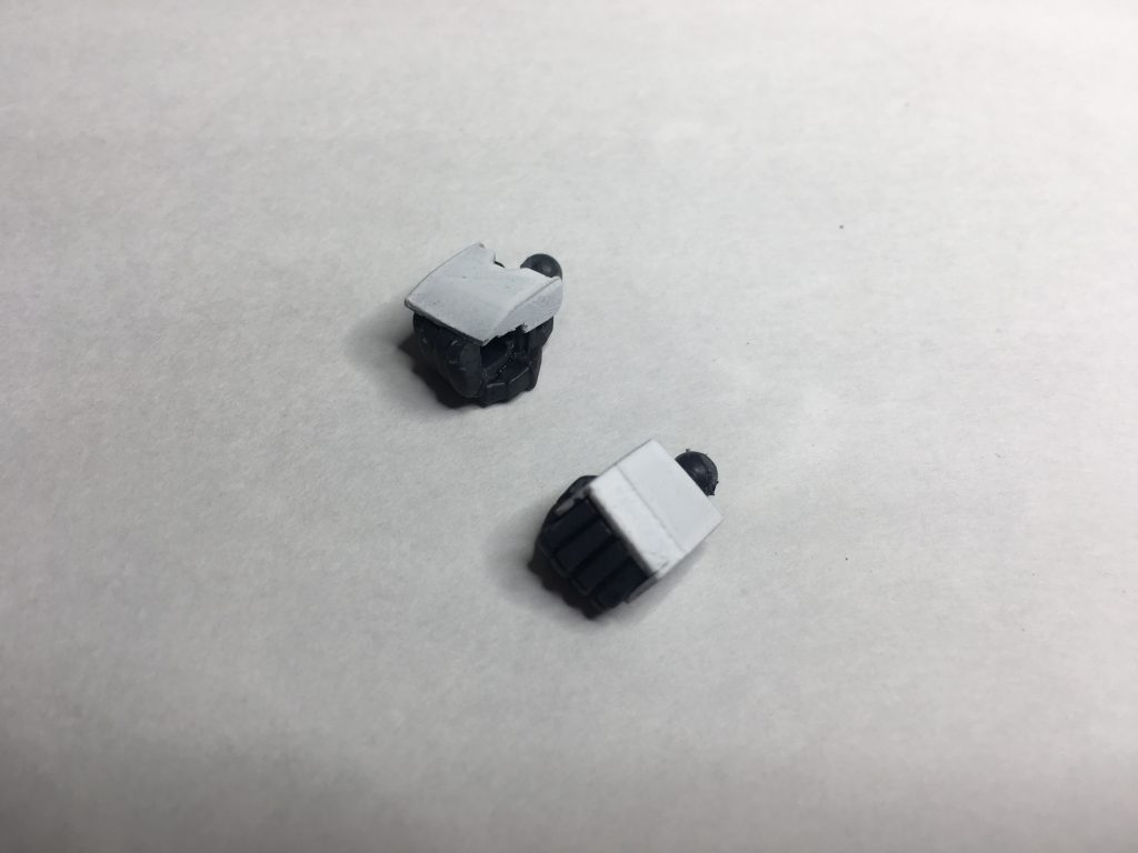 ノーマルの手は大きいと感じたのでビルドナックル角を加工したモノを使用しています