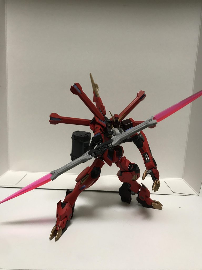 魔王の武器を連結させて敵をなぎ払います。