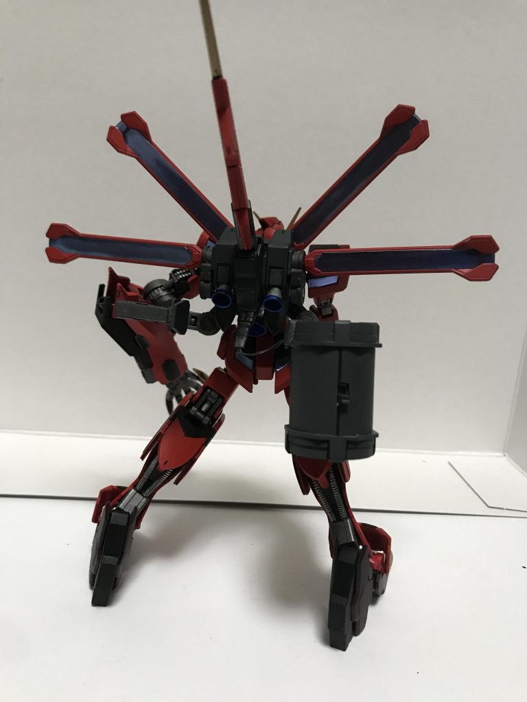 劇中ではクロスボーン魔王のビーム砲は連射出来ないのですがエンペラーはエネルギータンクを装備しているため連射可能になってます。