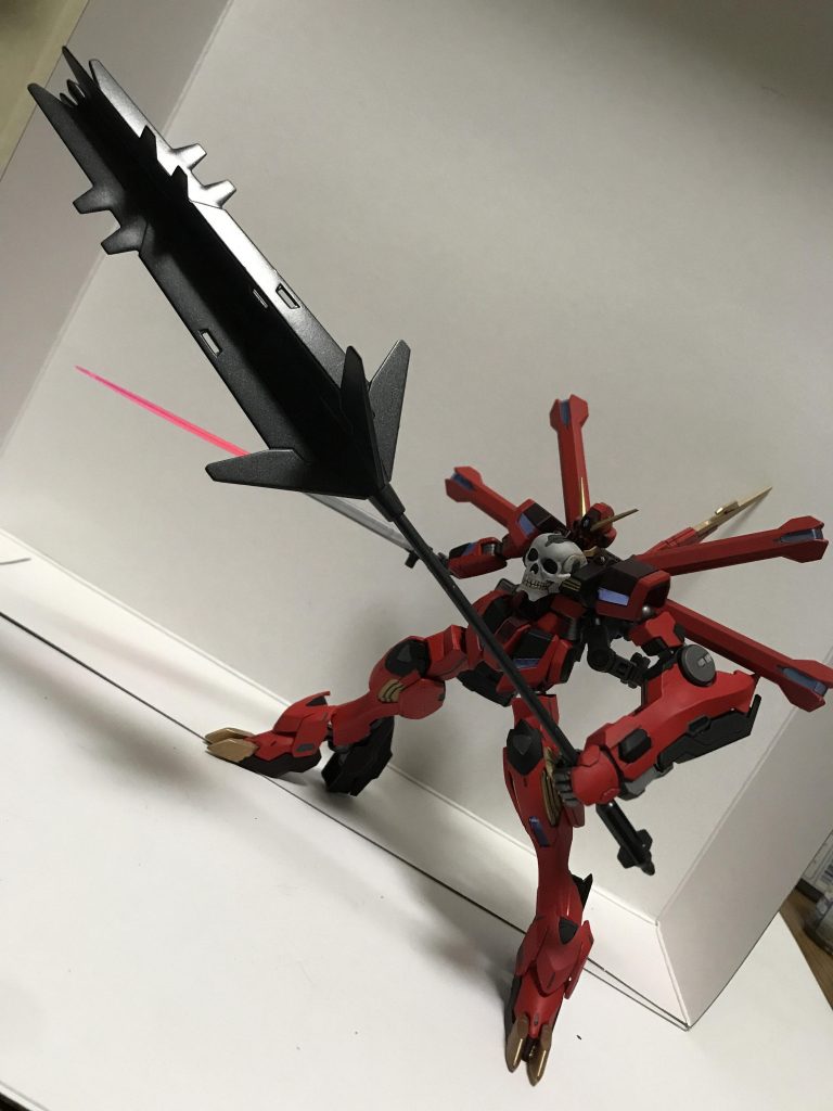 メイン武装の野太刀です。
バルバトスの物を無改造で持たせてます
背中にマウントが可能