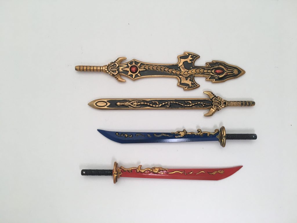 こだわった刀達です。
上から真龍帝剣(しん りゅうていけん)、龍帝剣(りゅうていけん)、爪龍刀(そうりゅうとう)、牙龍刀(がりゅうとう)です。
下二本に関しては金の塗装を筆塗りで行ったのでとても大変でした。