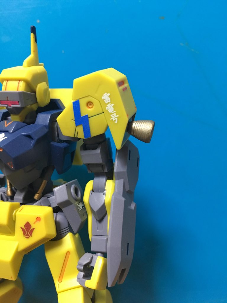 全体はオレンジで墨入れしていますが稲妻のマークと重なる左肩のみ青で墨入れしています。
肩のスラスターはEZ8のバックパックから持ってきました。ガンダムマーカーのシルバーとゴールドで塗装しています。